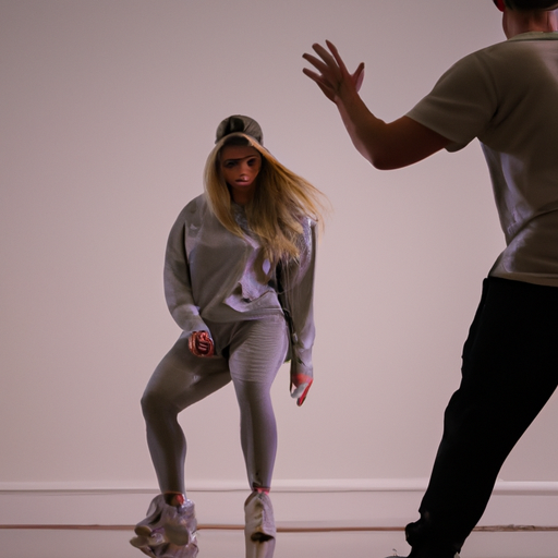 תמונה המציגה מדריך ריקוד המלמד היפ הופ באמצעות פלטפורמה דיגיטלית